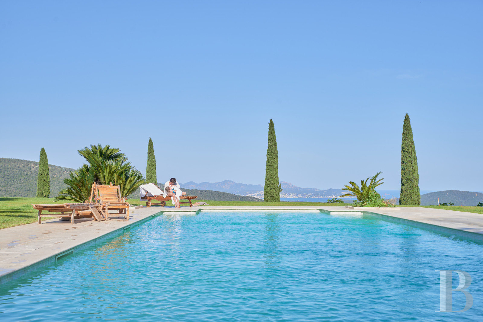 Dans le Var, sur la commune de Sainte-Maxime, une villa d’inspiration italienne dominant l’horizon jusqu’à la mer - photo  n°41